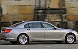 BMW Serie 7. Modelo 2009. Carrocer�a larga. Imagen. Lateral. Movimiento. Carretera.
