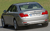 BMW Serie 7. Modelo 2009. Carrocer�a larga. Imagen. Lateral- posterior. Coche parado. Carretera.