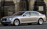 BMW Serie 7. Modelo 2009. Carrocer�a larga. Imagen. Frontal- lateral. Movimiento. Ccoche en carretera.