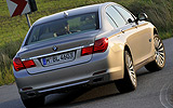 BMW Serie 7. Modelo 2009. Carrocer�a larga. Imagen. Posterior- lateral. Coche parado. Carretera.