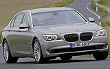 BMW Serie 7. Modelo 2009. Carrocer�a larga. Imagen. Lateral- frontal. Coche parado. Carretera.