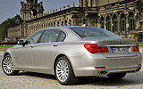 BMW Serie 7. Modelo 2009. Carrocer�a larga. Imagen. Lateral- posterior. Coche parado. Carretera.