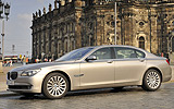 BMW Serie 7. Modelo 2009. Carrocer�a larga. Imagen. Lateral. Coche parado. Carretera.