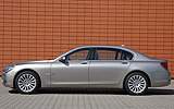 BMW Serie 7. Modelo 2009. Carrocer�a larga. Imagen. Lateral. Coche parado. Carretera.