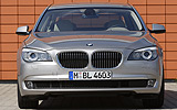 BMW Serie 7. Modelo 2009. Carrocer�a larga. Imagen. Frontal. Coche parado. Carretera.