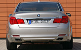 BMW Serie 7. Modelo 2009. Carrocer�a larga. Imagen. Posterior. Coche parado. Carretera.