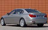 BMW Serie 7. Modelo 2009. Carrocer�a larga. Imagen. Lateral- posterior. Coche parado. Carretera.