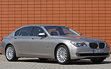 BMW Serie 7. Modelo 2009. Carrocer�a larga. Imagen. Lateral- frontal. Coche parado. Carretera.