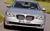 BMW Serie 7. Modelo 2009. Carrocer�a corta. Imagen. Frontal. Coche parado. Carretera. Gris.
