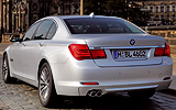 BMW Serie 7. Modelo 2009. Carrocer�a corta. Imagen. Lateral- posterior. Coche parado. Carretera. Gris.