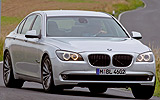 BMW Serie 7. Modelo 2009. Carrocer�a corta. Imagen. Lateral- frontal. Coche parado. Carretera. Gris.