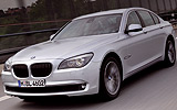 BMW Serie 7. Modelo 2009. Carrocer�a corta. Imagen. Frontal- lateral. Coche en movimiento. Carretera. Gris.