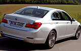 BMW Serie 7. Modelo 2009. Carrocer�a corta. Imagen. Posterior- lateral. Coche en movimiento. Carretera. Gris.