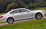 BMW Serie 7. Modelo 2009. Carrocer�a corta. Imagen. Lateral. Coche en movimiento. Carretera. Gris.