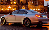 BMW Serie 7. Modelo 2009. Carrocer�a corta. Imagen. Lateral- posterior. Parado. Carretera. Gris.