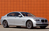 BMW Serie 7. Modelo 2009. Carrocer�a corta. Imagen. Lateral- frontal. Coche parado. Gris.