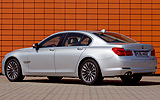 BMW Serie 7. Modelo 2009. Carrocer�a corta. Imagen. Lateral- posterior. Coche parado. Gris.