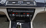 BMW Serie 7. Modelo 2009. Carrocer�a larga. Imagen. Interior. Asientos traseros con pantallas. Mando �iDrive�.