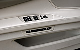BMW Serie 7 .Modelo 2009. Carrocer�a larga. Imagen. Interior. Mandos elevalunas el�ctricos. Regulador de retrovisores.