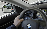 BMW Serie 7. Modelo 2009. Imagen. Técnica. Aviso de coche en ángulo. Con intermitente puesto el volante vibra.