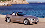 BMW Z4. Modelo 2009. Imagen exterior. Lateral frontal. Coche parado. Descapotado. Carretera.