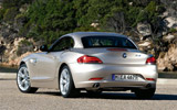 BMW Z4. Modelo 2009. Imagen exterior. Posterior. Coche parado. Carretera. Techo duro plegable sobre la carrocer�a. Carretera.