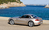 BMW Z4. Modelo 2009. Imagen exterior. Lateral posterior. Coche parado. Techo duro plegable sobre la carrocer�a. Carretera.