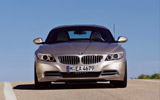 BMW Z4. Modelo 2009. Imagen exterior. Frontal. Coche parado. Techo duro plegable sobre la carrocer�a. Carretera.