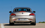 BMW Z4. Modelo 2009. Imagen exterior. Posterior. Coche parado. Techo duro plegable sobre la carrocer�a. Carretera.