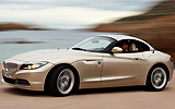 BMW Z4. Modelo 2009. Imagen exterior. Lateral frontal. Movimiento. Techo duro sobre la carrocer�a. Carretera.
