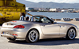 BMW Z4. Modelo 2009. Imagen exterior. Lateral posterior. Descapotado. Coche parado. Carretera.