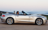 BMW Z4. Modelo 2009. Imagen exterior. Lateral. Descapotado. Movimiento. Carretera.