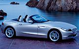 BMW Z4. Modelo 2009. Imagen exterior. Lateral frontal. Descapotado. Coche parado. Carretera.
