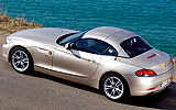 BMW Z4. Modelo 2009. Imagen exterior. Lateral cenital. Coche parado. Techo duro sobre la carrocer�a. Carretera.