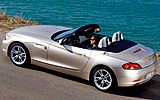 BMW Z4. Modelo 2009. Imagen exterior. Lateral cenital. Coche parado. Descapotado. Carretera.