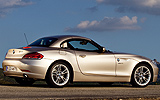BMW Z4. Modelo 2009. Imagen exterior. Lateral posterior. Techo duro sobre la carrocer�a. Carretera.