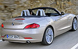 BMW Z4. Modelo 2009. Imagen. Exterior. Posterior lateral. Coche en movimiento. Descapotado. Carretera.