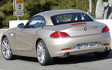 BMW Z4. Modelo 2009. Imagen. Exterior. Lateral posterior. Coche parado. Carretera.