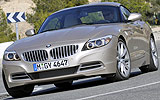BMW Z4. Modelo 2009. Imagen. Exterior. Frontal. Coche en movimiento. Carretera en curva.