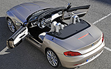 BMW Z4. Modelo 2009. Imagen. Exterior. Cenital lateral posterior. Coche parado. Descapotado. Carretera. Puertas abiertas.
