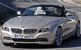 BMW Z4. Modelo 2009. Imagen. Exterior. Frontal lateral. Coche en movimiento. Descapotado. Carretera en curva.