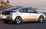 Chevrolet Volt. Modelo 2011. Imagen. Exterior. Posterior lateral.Coche parado. Carretera. Gris.