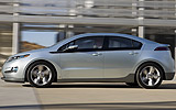 Chevrolet Volt. Modelo 2011. Imagen. Exterior. Lateral. Coche en movimiento. Carretera. Gris.