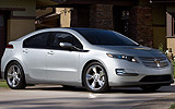 Chevrolet Volt. Modelo 2011. Imagen. Exterior. Lateral frontal. Coche parado. Carretera. Gris.