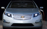 Chevrolet Volt. Modelo 2011. Imagen. Exterior. Frontal. Coche parado. Carga de la bater�a en red dom�stica. Gris.