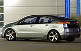 Chevrolet Volt. Modelo 2011. Imagen. Exterior. Lateral posterior. Coche parado. Carretera. Pilotos en on. Gris.