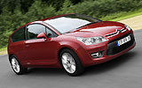Citro�n C4. Gama 2009. Imagen. Lateral- frontal. Coche en movimiento. Carretera. Rojo Lucifer.