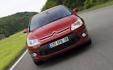 Citro�n C4. Gama 2009. Imagen. Frontal. Coche en movimiento. Carretera. Rojo Lucifer.
