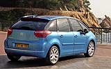 Citro�n C4 Picasso. Modelo 2008. Imagen. Posterior lateral. Coche parado. Carretera. Azul T�voli metalizado. Llanta 18 pulgadas.