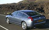 Citro�n C6. Modelo 2008. Imagen. Lateral- posterior. Coche en movimiento. Carretera. Gris Fer nacarado.